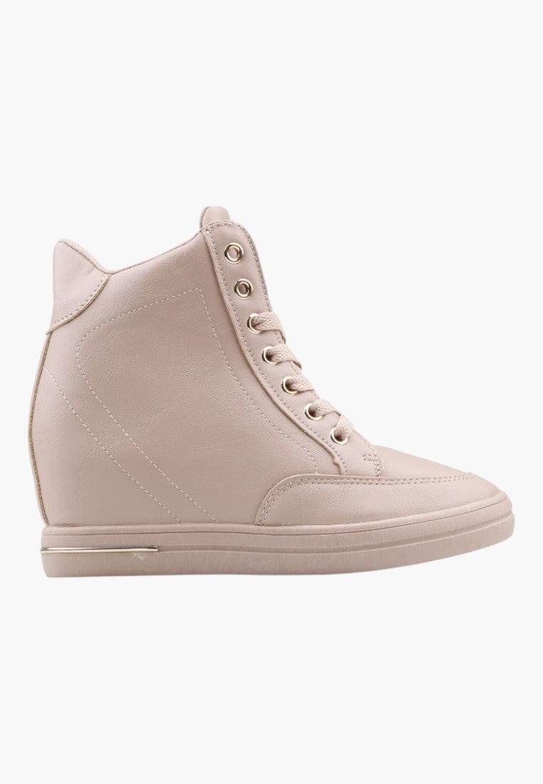 Boczne ujęcie beżowych sneakersów damskich z ukrytym koturnem.