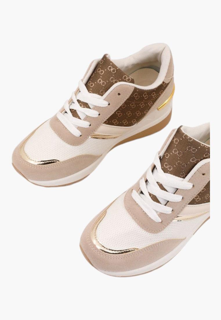 Zbliżenie na detale beżowych sneakersów z sznurowanym zapięciem i amortyzowaną podeszwą