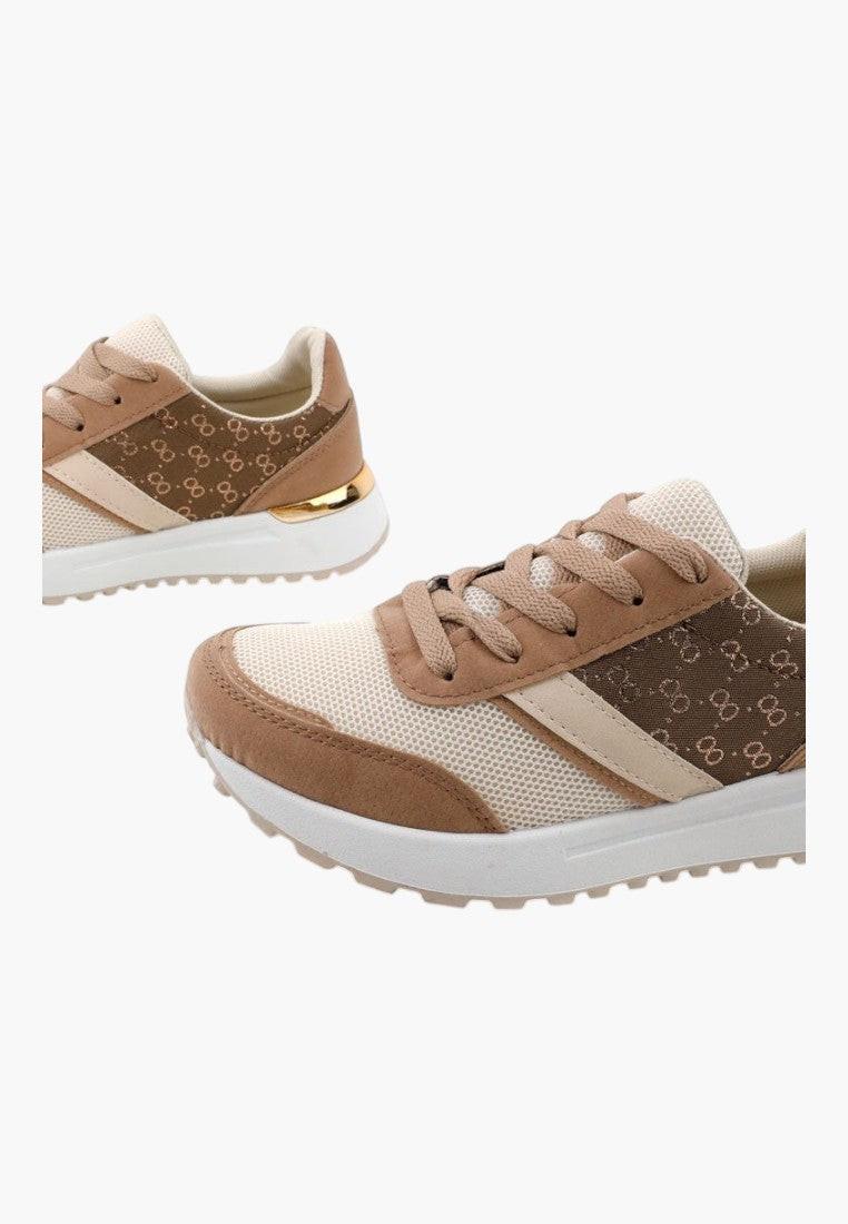 Zbliżenie na wnętrze beżowych sneakersów z wyściółką.