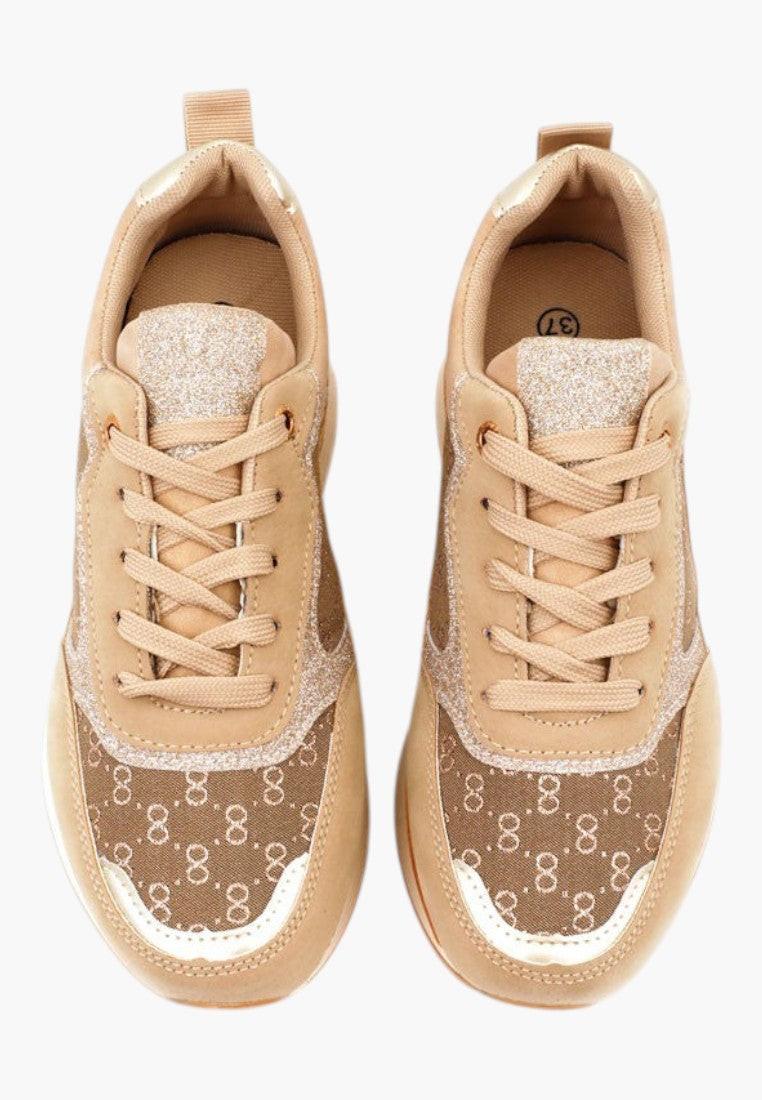 Zbliżenie na sznurowanie beżowych sneakersów na białym tle
