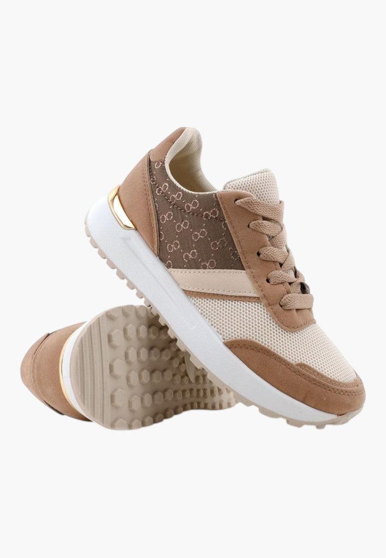 Stylowe ujęcie beżowych sneakersów w codziennej stylizacji.