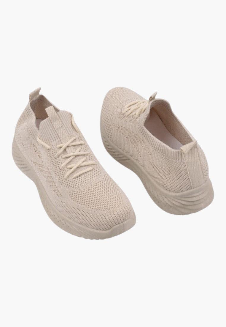 Beżowe sneakersy z sznurowaniem i teksturowanym wierzchem, widok z boku.