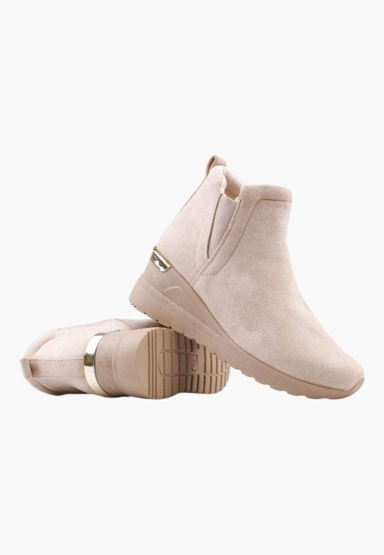 Widok z boku beżowych botków sneakersów z grubym obcasem.