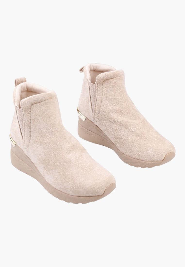 Detal beżowych botków sneakersów z miękkiego materiału, widok z bliska.