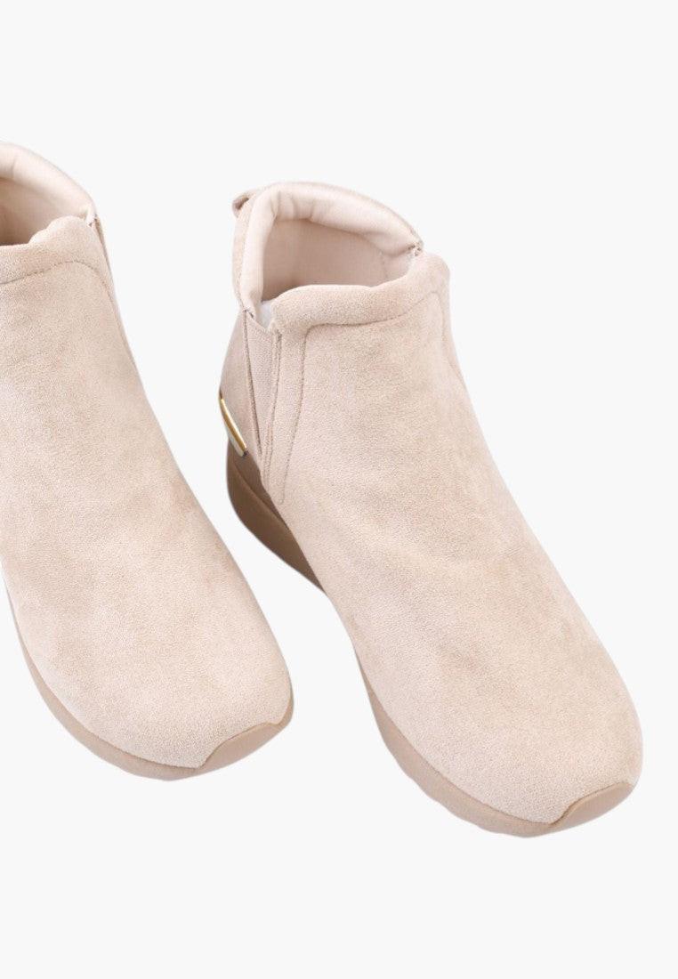 Beżowe botki sneakersy w casualowym stylu, widok lifestyle.