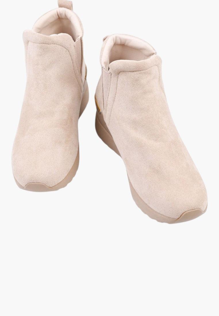 Widok z przodu beżowych botków sneakersów na białym tle.