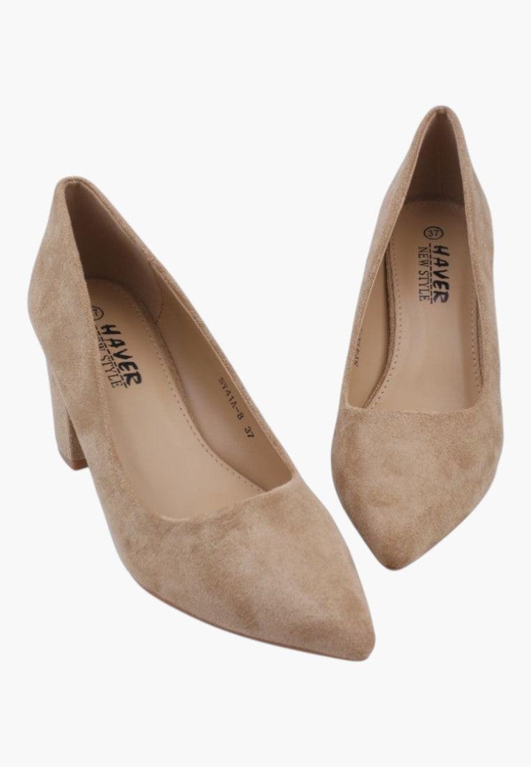 Widok z tyłu beżowych czółenek damskich z chunky heel na białym tle.