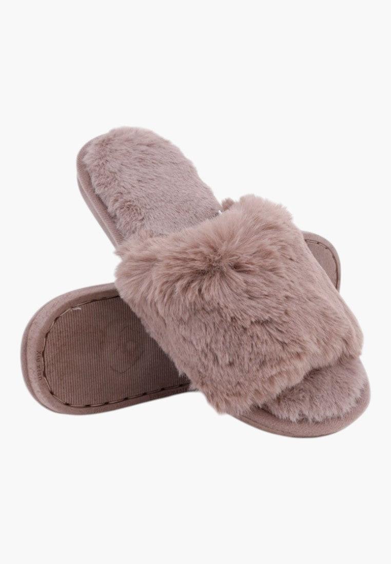 Beżowe kapcie damskie z odkrytym noskiem w stylu lifestyle na białym tle
