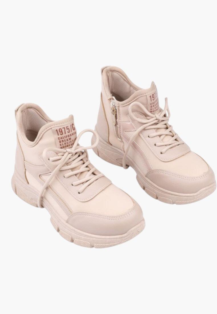 Beżowe sneakersy damskie w stylu lifestyle na białym tle