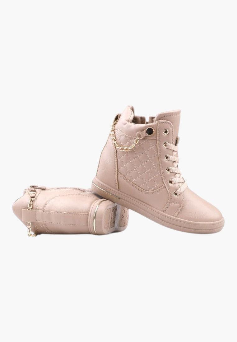 Widok z boku beżowych sneakersów damskich na ukrytym koturnie.