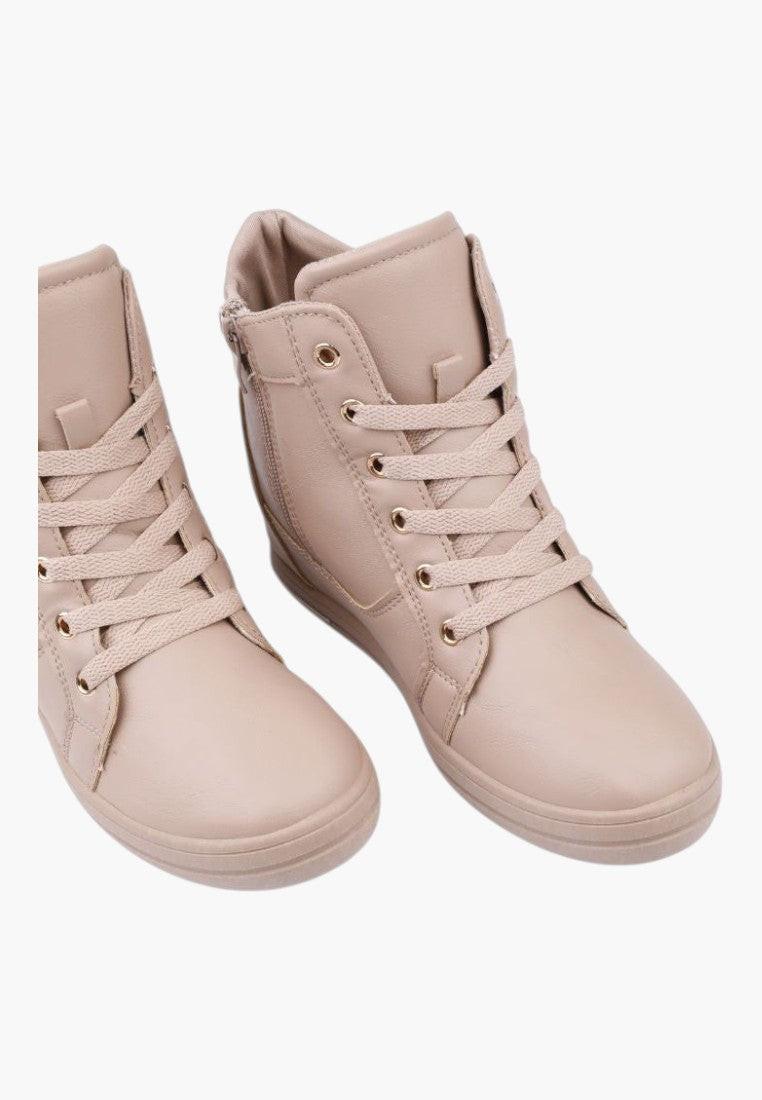 Widok z góry beżowych sneakersów damskich na ukrytym koturnie.