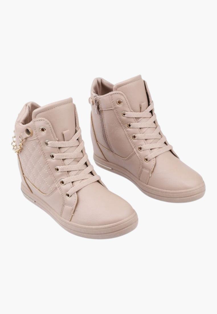 Widok z przodu beżowych sneakersów damskich na ukrytym koturnie.