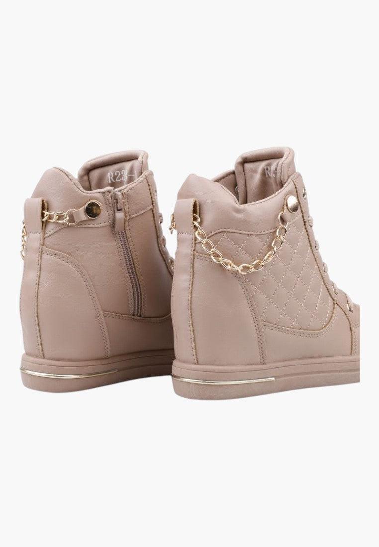 Widok z tyłu beżowych sneakersów damskich na ukrytym koturnie.