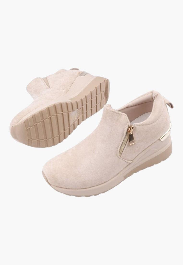 Widok z przodu beżowych sneakersów damskich z minimalistycznym designem.