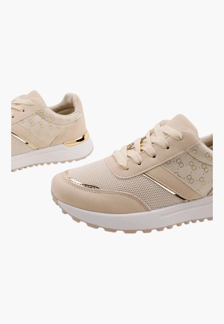 Szczegół grubej podeszwy beżowych sneakersów damskich z zamszu