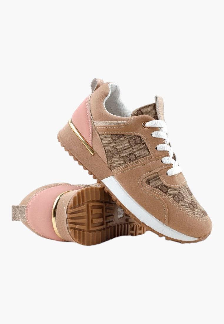Detal z różowymi akcentami beżowo złotych sneakersów damskich, sznurowane, ekozamszowe.