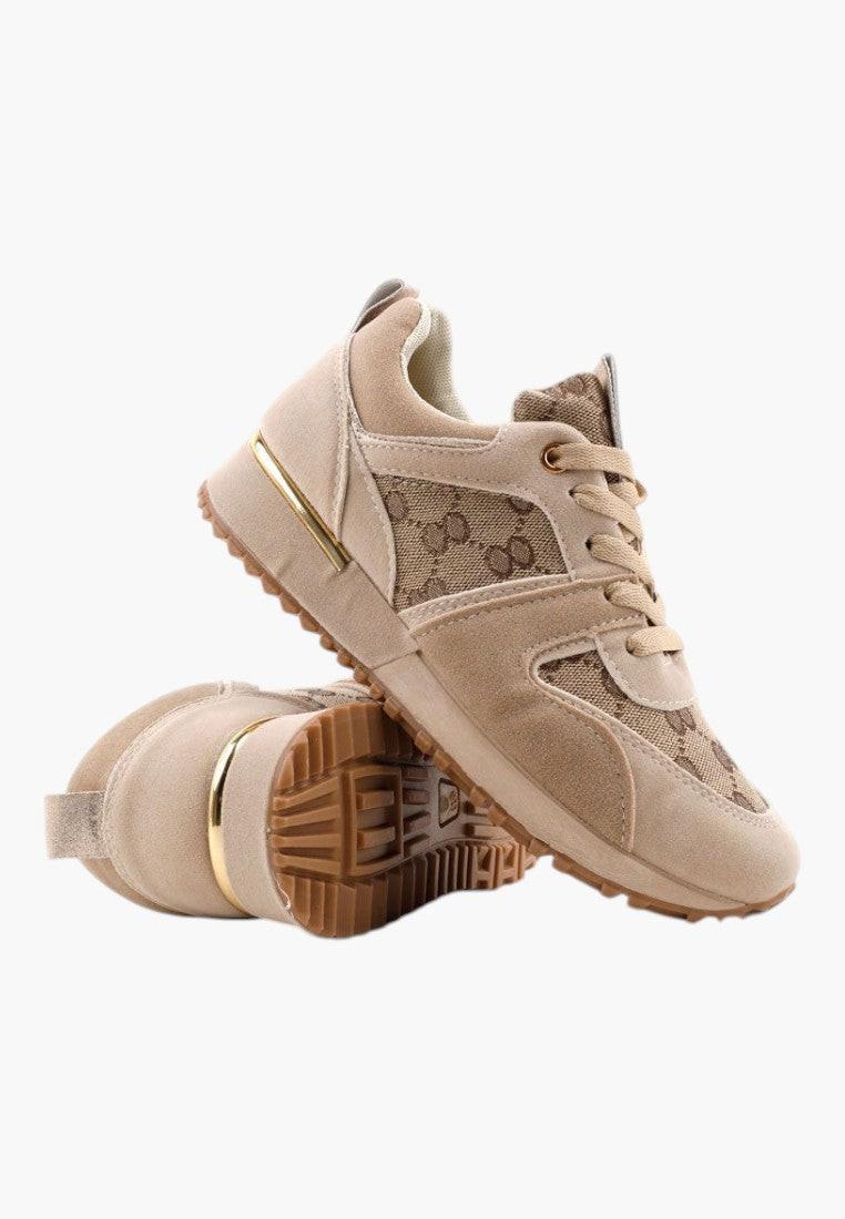 Sneakersy damskie w stylizacji na białym tle, kolor beżowo-złoty