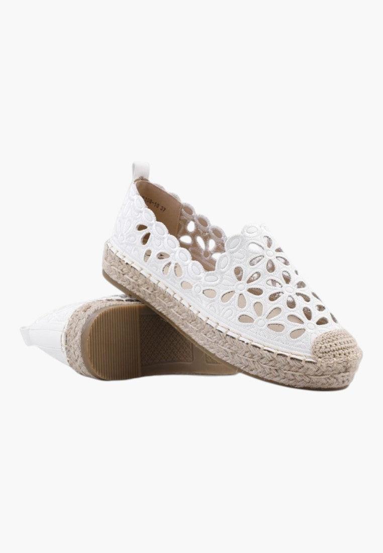 Białe ażurowe espadryle damskie, widok z boku.