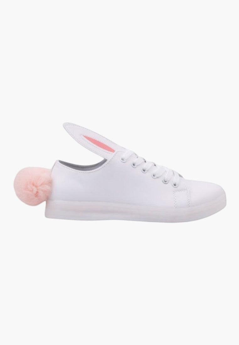 Białe buty damskie slip-on z różowymi detalami, widok z boku.