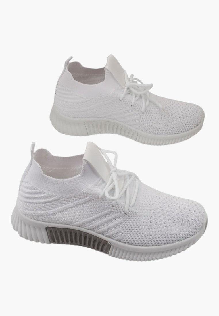 Białe buty sportowe w stylu casual, widok lifestyle.