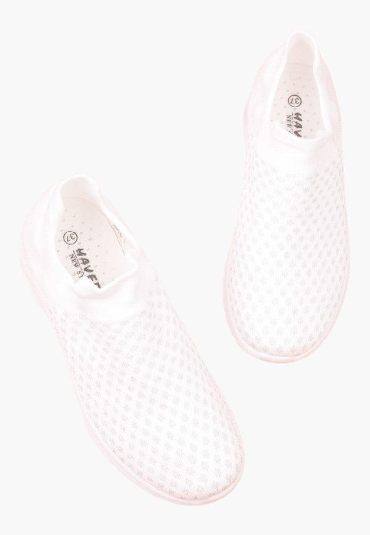 Białe buty sportowe z zaokrąglonym noskiem, widok z przodu.