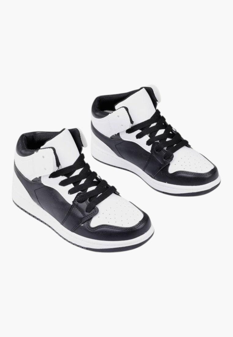 Biało-czarne sneakersy damskie z boku, wysoka cholewka.