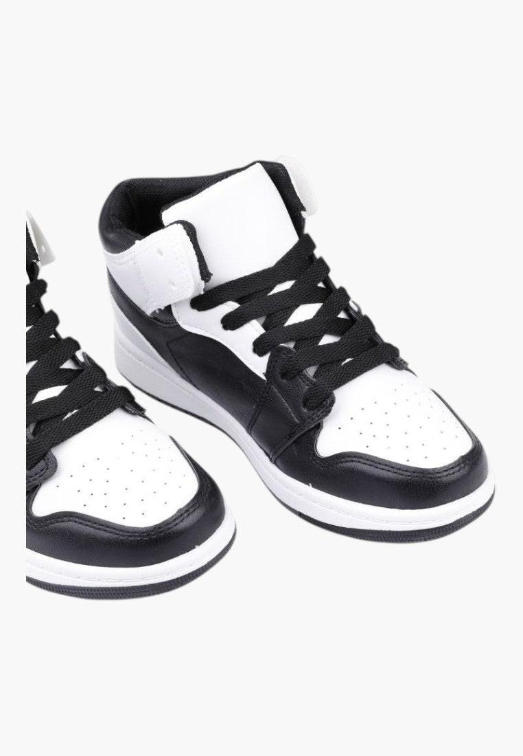 Biało-czarne sneakersy damskie, detal z boku, wysoka cholewka.