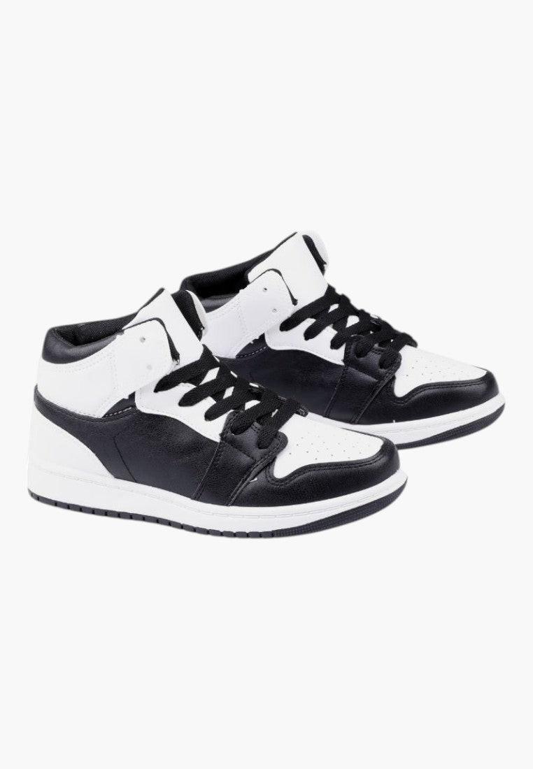 Biało-czarne sneakersy damskie z przodu, wysoka cholewka.