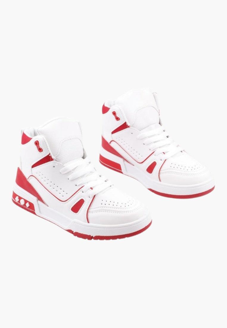 Białe i czerwone sneakersy z boku, wysoka cholewka, sznurowane.