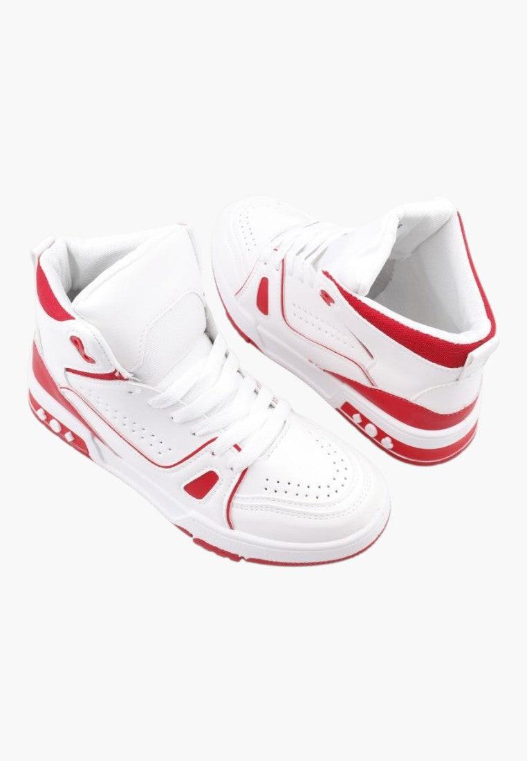 Szczegółowy widok białych i czerwonych sneakersów, wysoka cholewka, sznurowane.