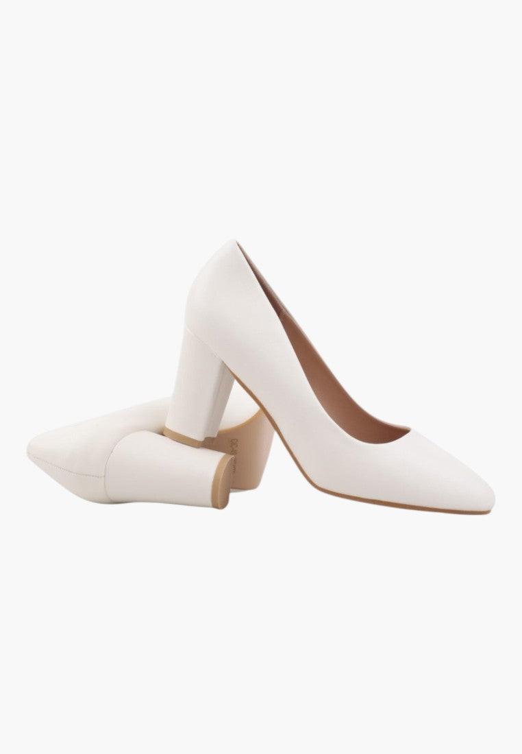 Białe czółenka damskie z chunky heel, elegancki design, widok z boku.