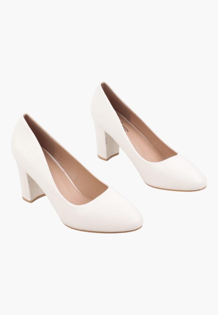 Białe czółenka damskie z chunky heel, widok z boku.