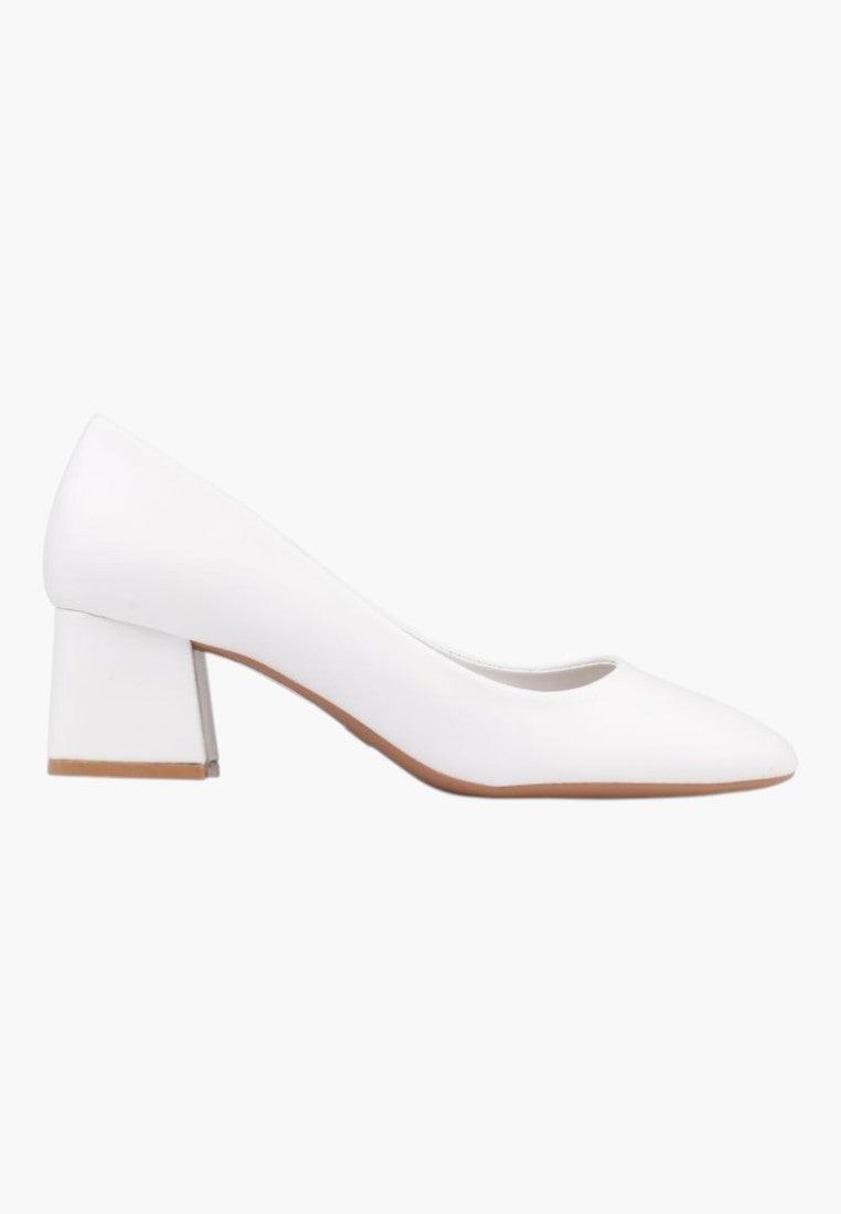 Białe czółenka damskie z eleganckim designem w profilu.