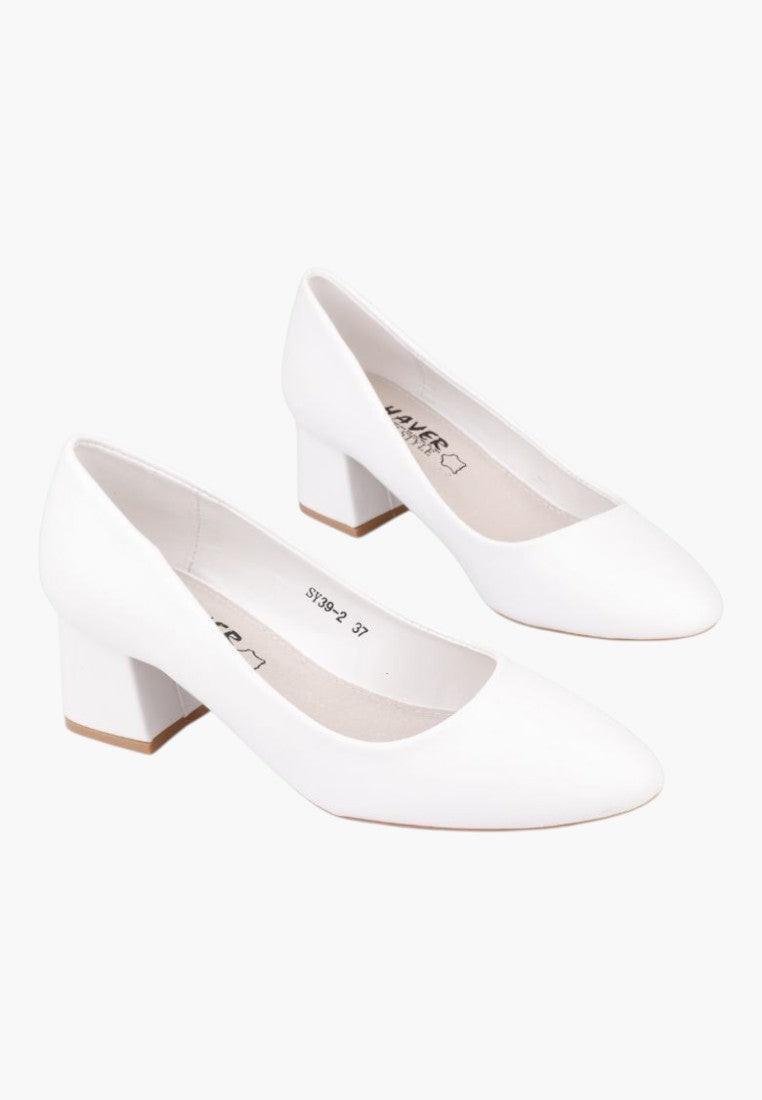 Białe czółenka damskie z okrągłym noskiem w stylu lifestyle.