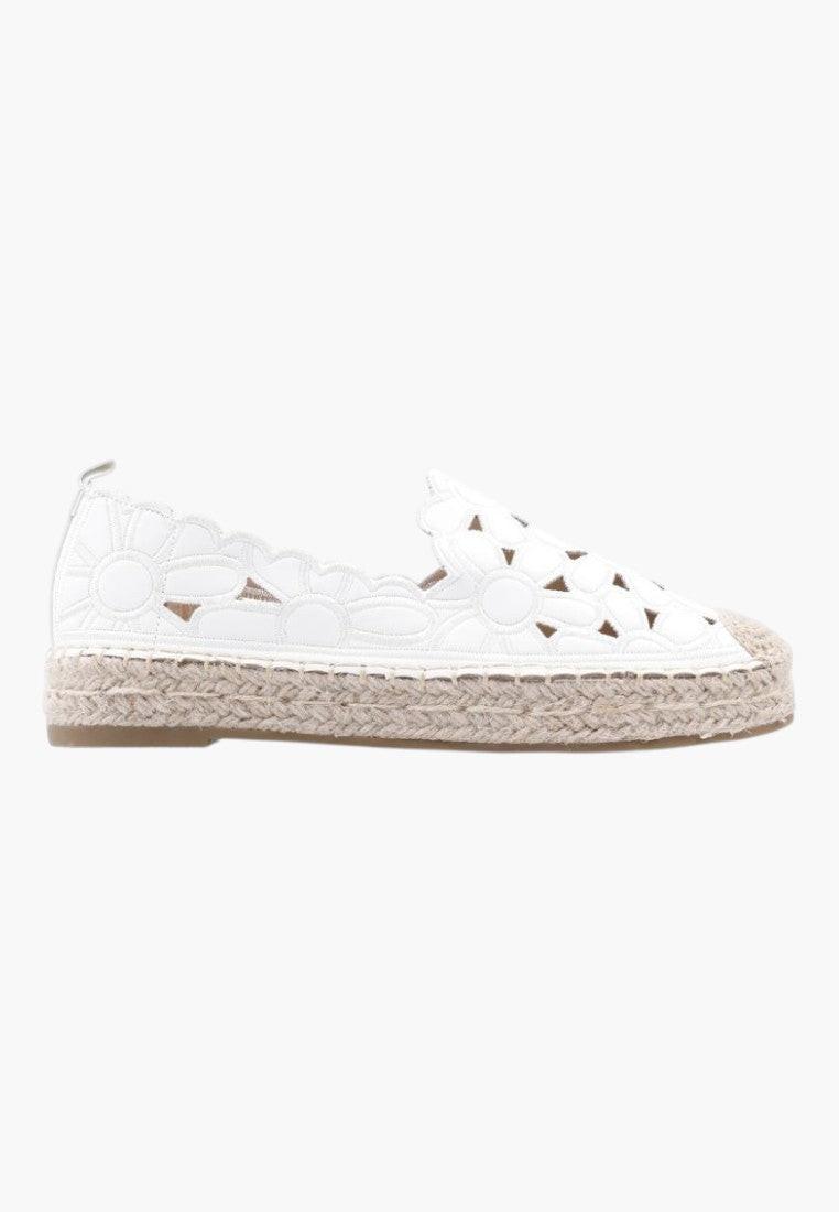 Widok z boku białych espadryli damskich z ekozamszu, ażurowy design.