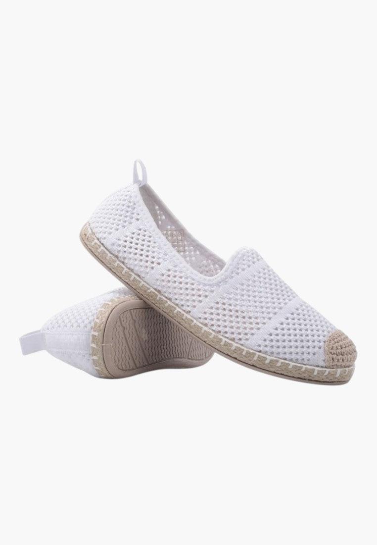 Białe espadryle damskie z minimalistycznym designem, widok z boku