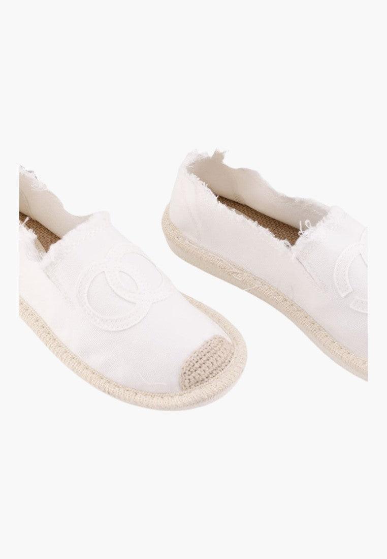 Białe espadryle damskie, widok z boku, minimalistyczny design.