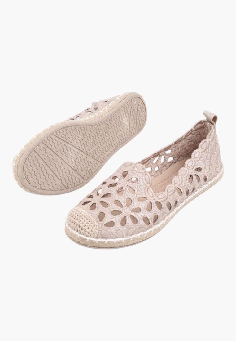 Białe espadryle damskie z plecionym wzorem, widok z boku.
