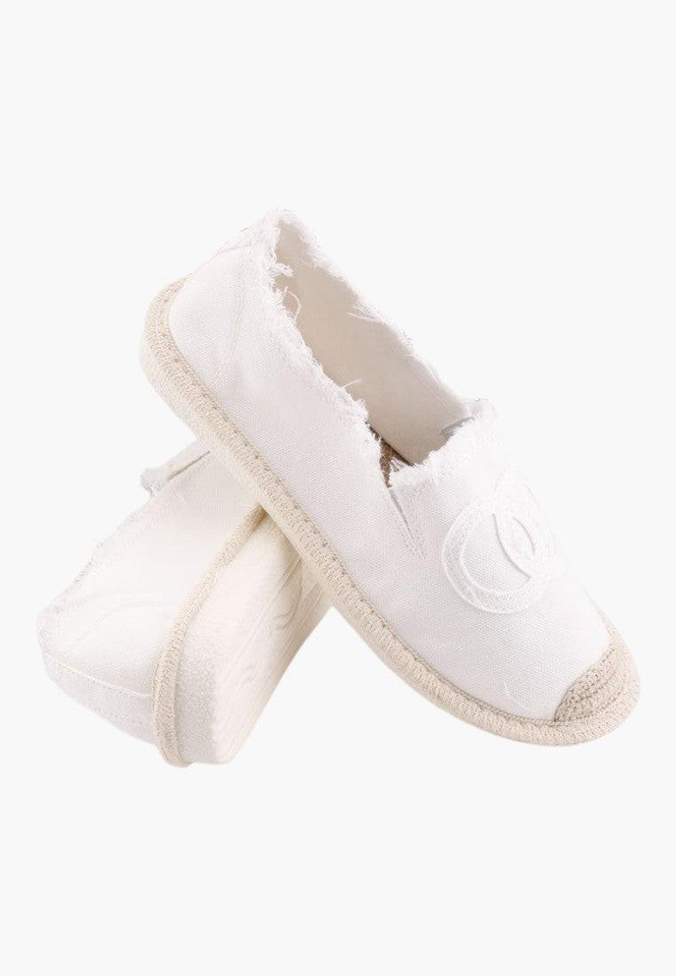Białe espadryle damskie, zbliżenie na detal, miękki materiał.