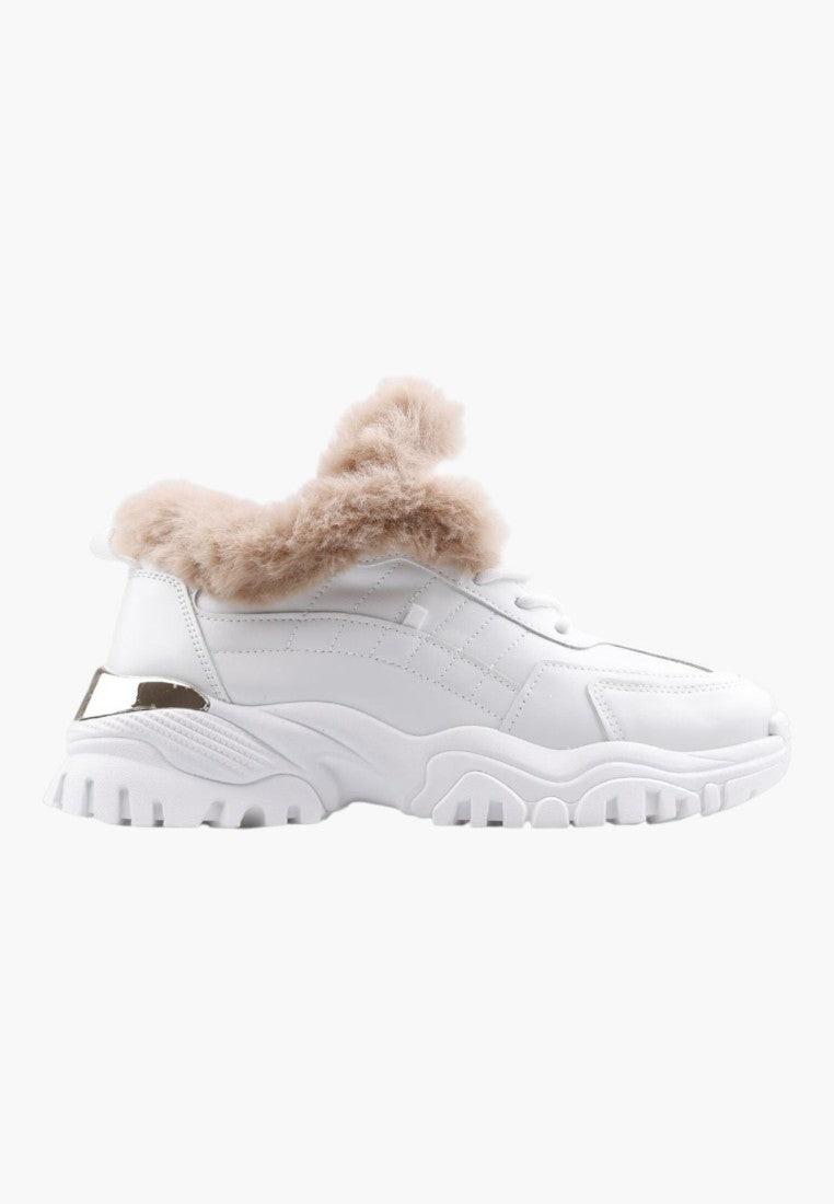 Białe ocieplane sneakersy z puszystym kołnierzem w widoku z boku