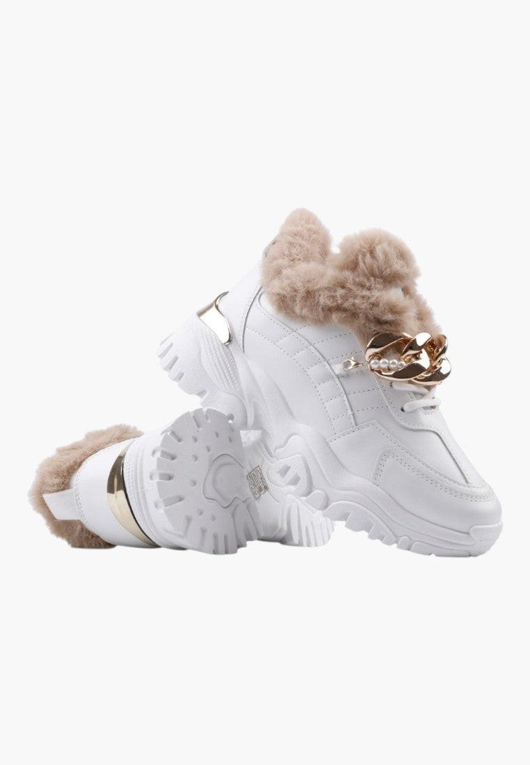 Stylowe białe sneakersy z puszystym kołnierzem w widoku lifestyle