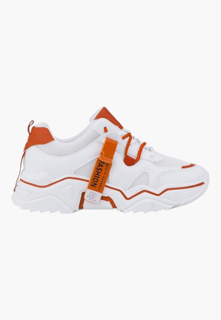Białe i pomarańczowe sneakersy bez sznurowadeł, widok z boku