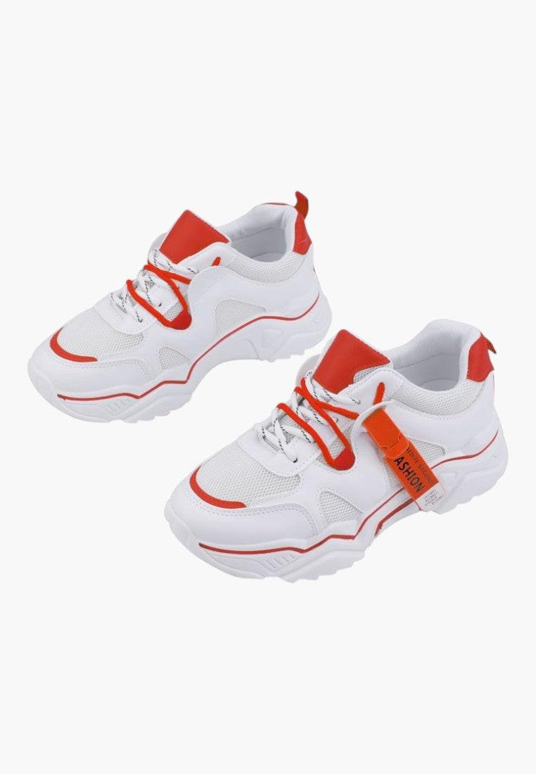 Białe i pomarańczowe sneakersy o lekkiej konstrukcji, widok z boku