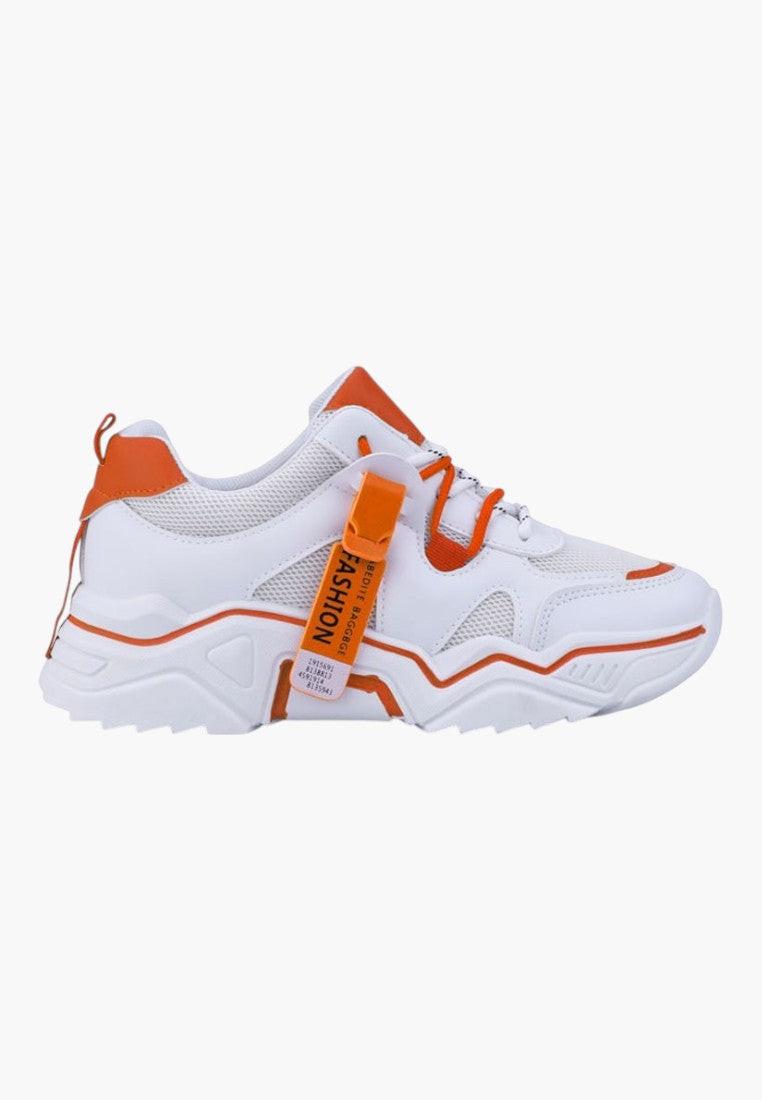 Białe i pomarańczowe sneakersy z siateczkowymi wstawkami, widok z boku