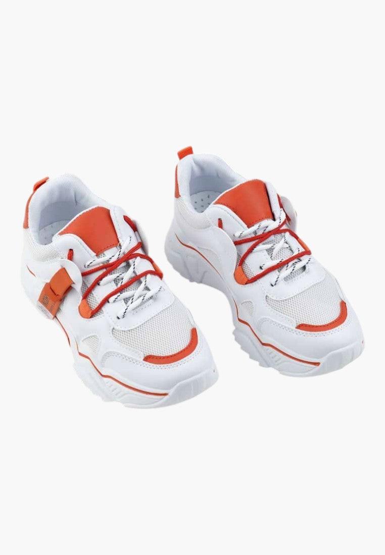 Białe i pomarańczowe sneakersy z wyściełanym kołnierzem, zbliżenie