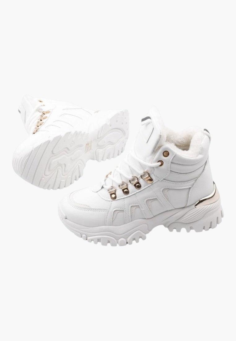 Białe sneakersy botki, zbliżenie na sznurowanie.