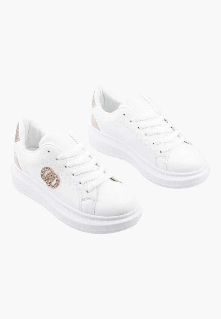 Białe sneakersy w casualowym stylu, widok lifestyle.