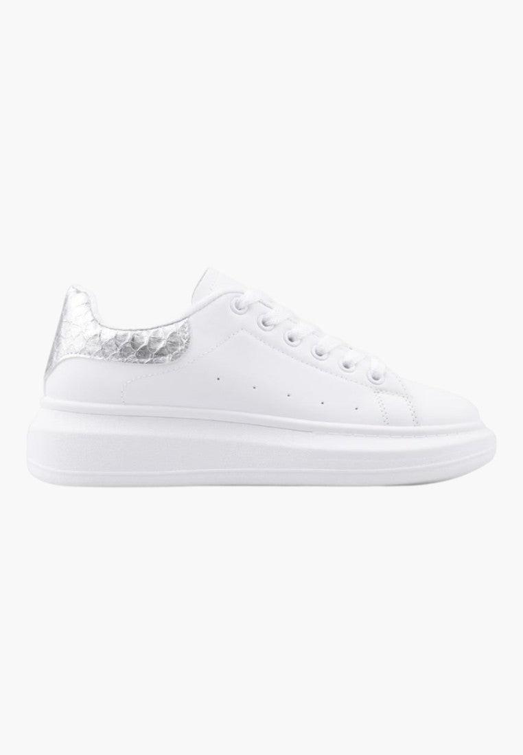 Białe sneakersy damskie widok z boku, niski krój.