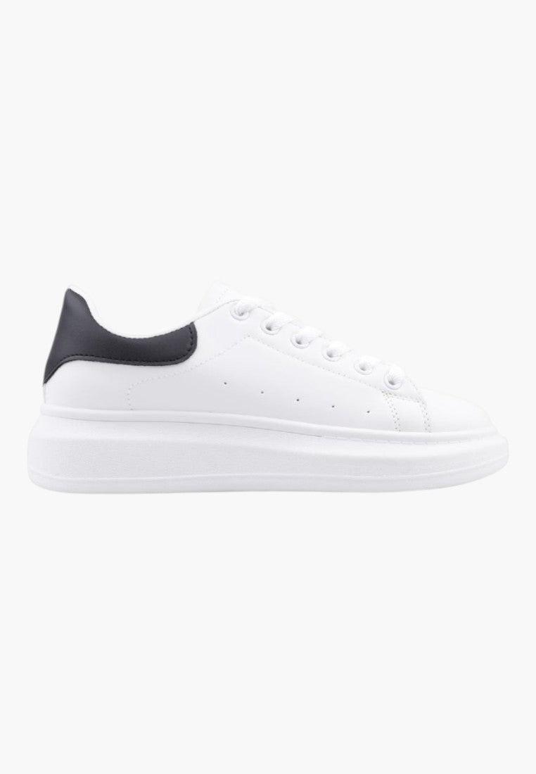 Białe sneakersy damskie z gładką powierzchnią, widok z boku.