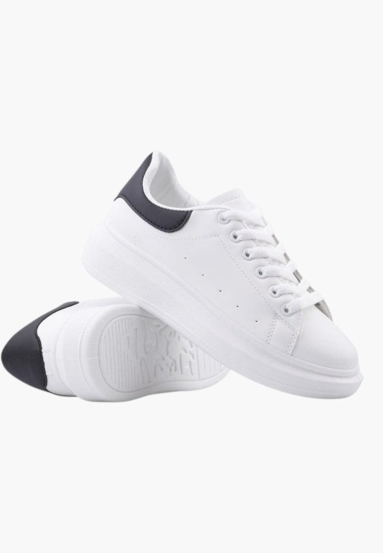 Białe sneakersy damskie z czarnym detalem, widok z boku.